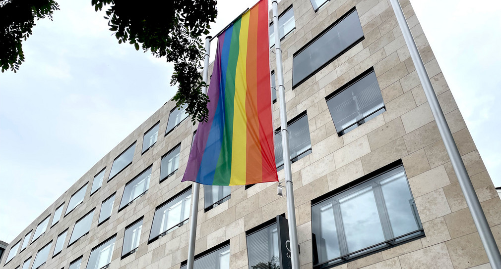 Regenbogenflagge vor dem Sozialministerium Baden-Württemberg im Dorotheen Quartier in Stuttgart