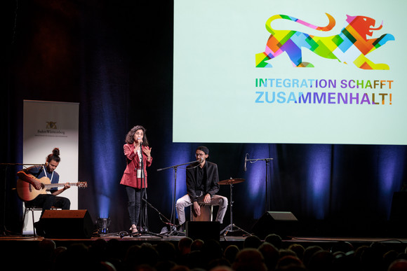 Band spielt auf einer Bühne