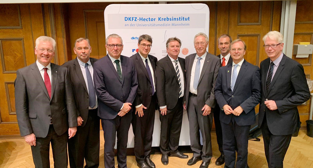 Gruppenbild von Minister Manne Lucha mit Kooperationspartnern des neuen DKFZ-Hector Krebsinstituts an der Universitätsmedizin Mannheim
