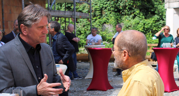 Minister Manne Lucha im Gespräch beim Richtfest des Neubaus „Wilde 13“ in Friedrichshafen