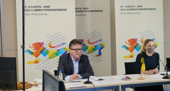 Sozial- und Integrationsminister Manne Lucha spricht bei einer Konferenz in ein Mikrofon.