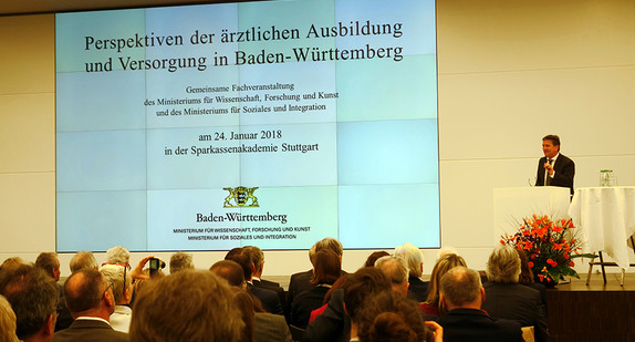 Minister Manne Lucha bei seiner Rede.
