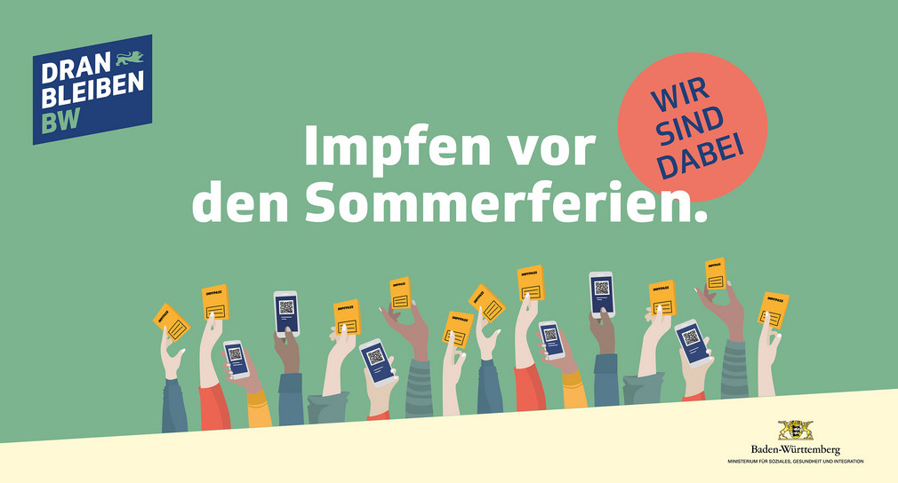 Infografik mit Logo „DranbleibenBW“ und in die Höhe gestreckten Händen, die Impfpass oder Handy mit QR-Code halten