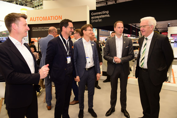 Industrie Kretschmann besucht Hannover Messe Ministerpräsident Winfried Kretschmann (r.) am Stand von LAPP