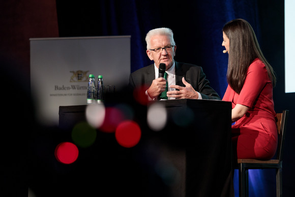 Ministerpräsident Winfried Kretschmann im Gespräch mit Journalistin Pinar Atalay auf der Bühne