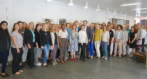 Gruppenfoto mit Minister Manne Lucha und den Teilnehmenden des Treffens der kommunalen Frauen- und Gleichstellungsbeauftragten in Stuttgart am 24. Mai 2017 (Foto: Ministerium für Soziales und Integration Baden-Württemberg)