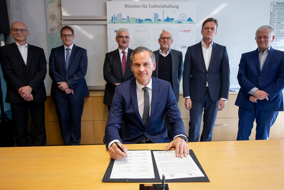 Luftreinhaltung Bündnis für Luftreinhaltung unterzeichnet Dr. Oliver Blume, Vorstandsvorsitzender der Porsche AG, unterschreibt das Bündnis für Luftreinhaltung. (Bild: Staatsministerium Baden-Württemberg)