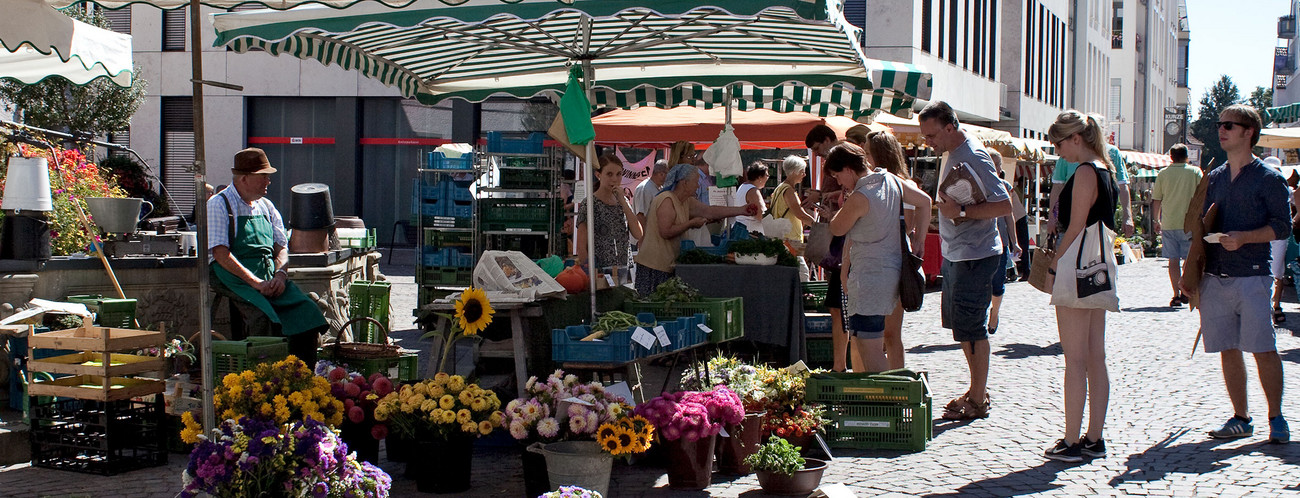 Menschen auf Wochenmarkt