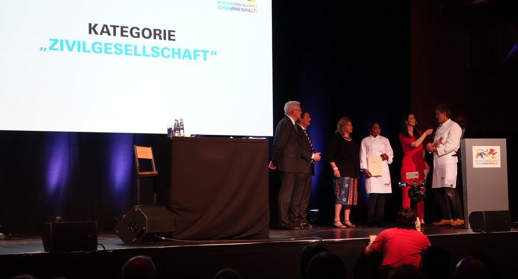 Die Erstplatzierten in der Kategorie „Zivilgesellschaft“: Cook Your Future, Heidelberg auf der Bühne