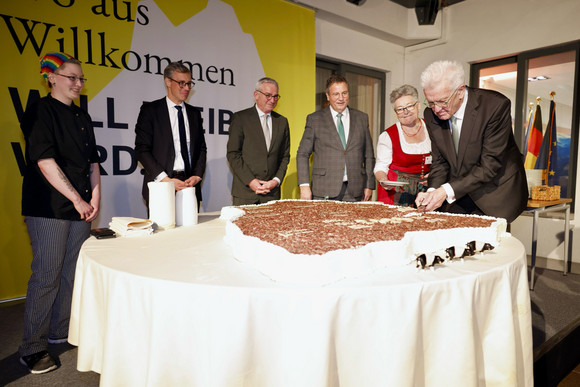 Europa Neujahrsempfang in der Landesvertretung in Brüssel Ministerpräsident Winfried Kretschmann (rechts) beim Anschnitt einer Baden-Württemberg-Torte
