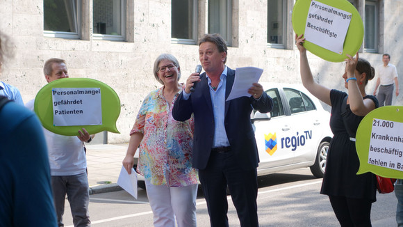 Gesundheitsminister Manne Lucha spricht auf Demo neben ver.di Landesfachbereichsleiterin Irene Gölz