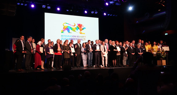 Gruppenbild aller Preisträger des Integrationspreises des Landes Baden-Württemberg auf der Bühne