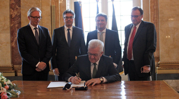 Ministerpräsident Winfried Kretschmann unterzeichnet den Pakt für Integration in Anwesenheit von Präsident des Gemeindetags Baden-Württemberg Roger Kehle, Sozial- und Integrationsminister Manne Lucha, Präsident des Städtetags Baden-Württemberg Oberbürgermeister Dieter Salomon und Präsident des Landkreistags Baden-Württemberg Joachim Walter