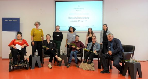 Gruppenfoto mit Simone Fischer bei der Halbzeit des Förderprogramms „Kurswechsel Kultur. Netzwerk- Richtung. Inklusion“