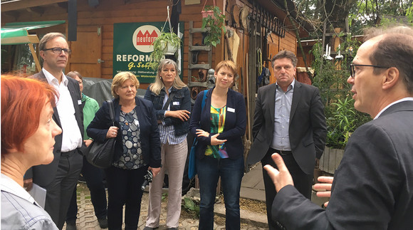 Minister Manne Lucha beim Rundgang durch das Berberdorf in Esslingen