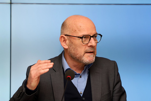 Pressekonferenz Krankenhäuser und Luftreinhaltung Verkehrsminister Winfried Hermann (Bild: Staatsministerium Baden-Württemberg)