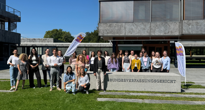 Staatssekretärin Dr. Ute Leidig beim Gruppenbild mit  Vertreterinnen des Mädchennetzwerk Baden-Württemberg vor dem Bundesverfassungsgericht
