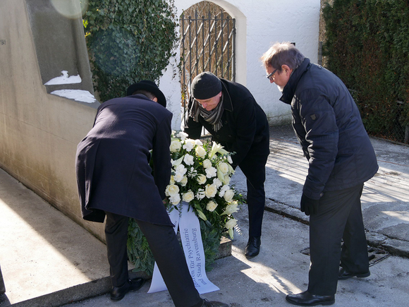 Ravensburgs Oberbürgermeister Dr. Daniel Rapp, Minister Manne Lucha und der Geschäftsführer der ZfP Südwürttemberg und des Zentrums für Psychiatrie Dr. Dieter Grupp legen Kranz am Mahnmal der Grauen Busse nieder