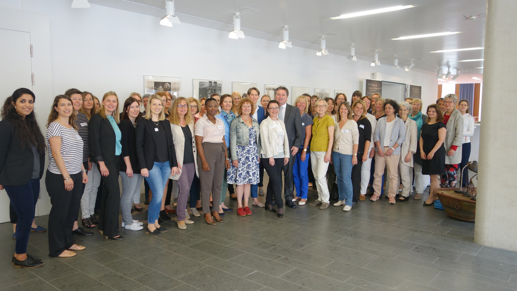 Gruppenfoto mit Minister Manne Lucha und den Teilnehmenden des Treffens der kommunalen Frauen- und Gleichstellungsbeauftragten in Stuttgart am 24. Mai 2017