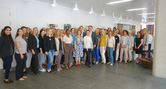 Gruppenfoto mit Minister Manne Lucha und den Teilnehmenden des Treffens der kommunalen Frauen- und Gleichstellungsbeauftragten in Stuttgart am 24. Mai 2017