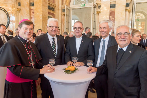 Reformationsjahr Empfang der Landesregierung zum Reformationsjubiläum v.l.n.r.: Erzbischof Stephan Burger, Ministerpräsident Winfried Kretschmann, Landesbischof Frank Otfried July, Landesbischof Prof. Dr. Jochen Cornelius-Bundschuh und Bischof Gebhard Fürst
