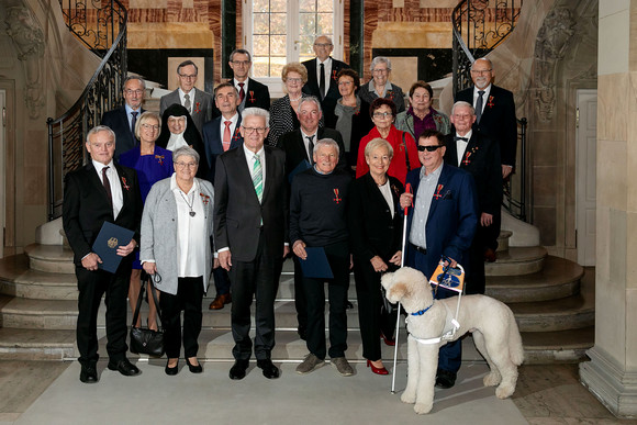 Auszeichnung Kretschmann würdigt besonderes ehrenamtliches Engagement Gruppenbild mit Ministerpräsident Winfried Kretschmann (M.) und den Ordensträgerinnen und -trägern (Bild: Staatsministerium Baden-Württemberg)