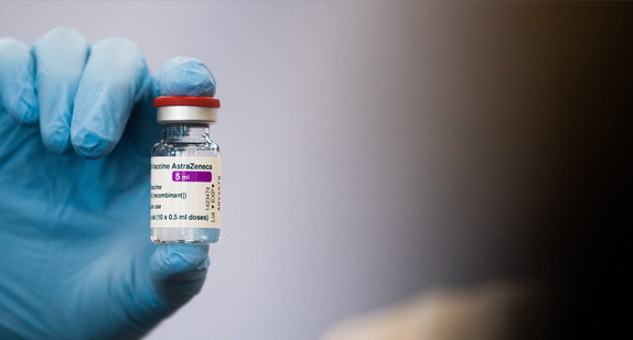 Ärztin zeigt Ampulle mit dem Impfstoff AstraZeneca