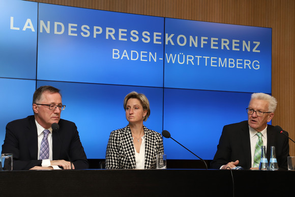 Pressekonferenz Impulse für die Innovationspolitik des Landes Ministerpräsident Winfried Kretschmann (r.), Wirtschaftsministerin Dr. Nicole Hoffmeister-Kraut (M.) und der Technologiebeauftragte der Landesregierung, Prof. Dr. Wilhelm Bauer (l.) (Bild: Staatsministerium Baden-Württemberg)