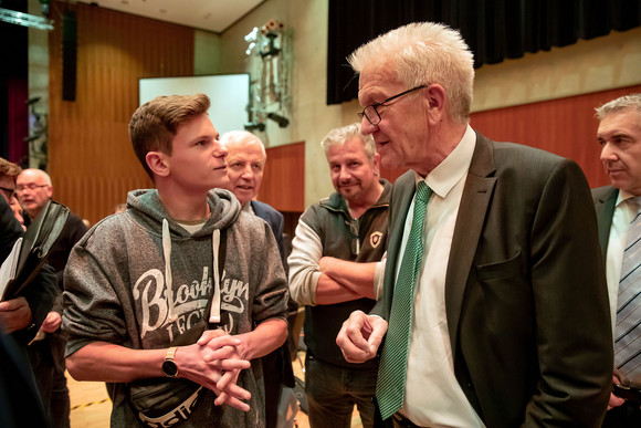 ZWISCHENBILANZ Nüchtern betrachtet erfolgreich – Kretschmann und Strobl in Singen Ministerpräsident Winfried Kretschmann (r.) im Gespräch mit Bürgern (Bild: Staatsministerium Baden-Württemberg)