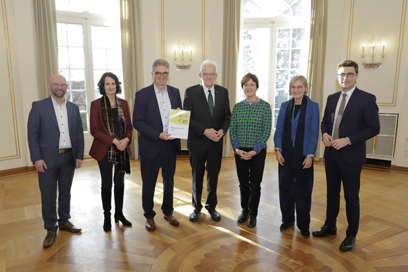 Ministerpräsident Winfried Kretschmann (Mitte) mit den Mitgliedern des Normenkontrollrats Baden-Württemberg 