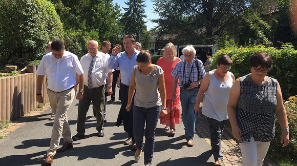 Die Minister Manne Lucha und Peter Hauk bei der Führung durch die Anlage des Kinder- und Jugenddorfes Klinge in Seckach