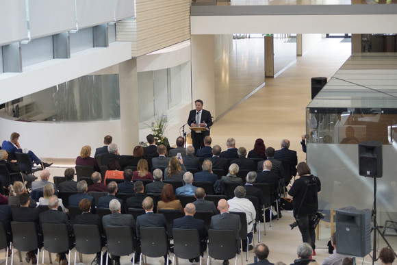 Veranstaltungspublikum sitzt in der neuen Empfangshalle des St. Elisabethen-Klinikums in Ravensburg