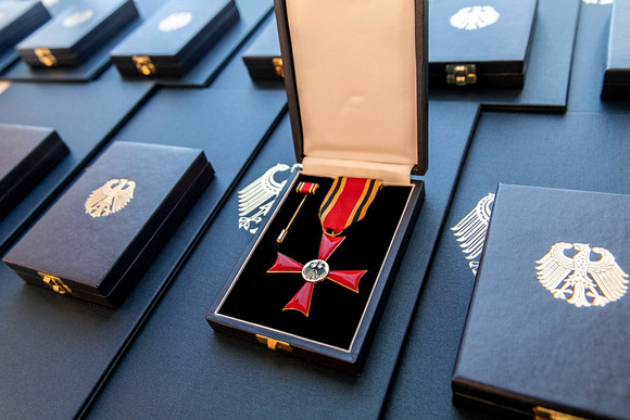 Auszeichnung Kretschmann würdigt besonderes ehrenamtliches Engagement Verdienstkreuz am Bande des Verdienstordens der Bundesrepublik Deutschland (Bild: Staatsministerium Baden-Württemberg)