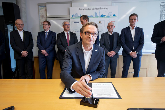 Luftreinhaltung Bündnis für Luftreinhaltung unterzeichnet Frank Heberger, Generalbevollmächtigter EnBW, unterschreibt das Bündnis für Luftreinhaltung. (Bild: Staatsministerium Baden-Württemberg)