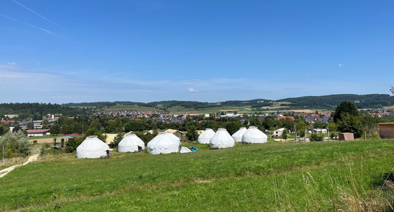 Die Hopfenburg ist eine Freizeitanlage. Neben Plätzen für Wohnmobile und Zelten gibt es auch ausgefallene Übernachtungsmöglichkeiten, wie zum Beispiel mehrere Jurten. Das Gelände liegt mitten auf der Schwäbischen Alb mit traumhaftem Weitblick auf Dörfer, Wiesen und Wälder.