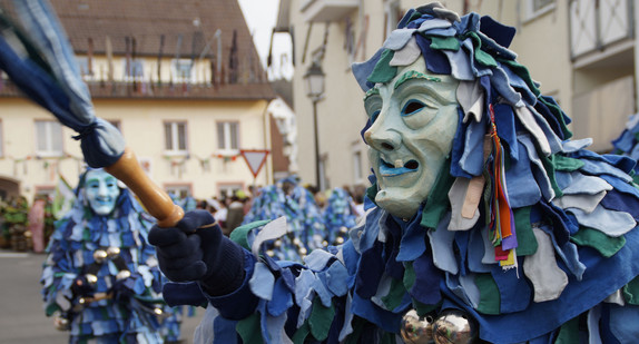 Als Wassergeist verkleidete Person auf Fasnet-Straßenumzug