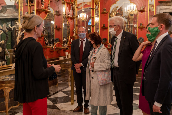 Reise Kretschmann besucht Sachsen Marion Ackermann (l.), Generaldirektorin der Staatlichen Kunstsammlungen Dresden, mit Ministerpräsident Winfried Kretschmann (3.v.r.) und seiner Frau Gerlinde Kretschmann (3.v.l.), dem sächsischen Ministerpräsidenten Michael Kretschmer (r.) und dessen Partnerin Annett Hofmann (2.v.r.), sowie dem sächsischen Umweltminister Wolfram Günther (2.v.l.) im Grünen Gewölbe in Dresden (Bild: Staatsministerium Baden-Württemberg)