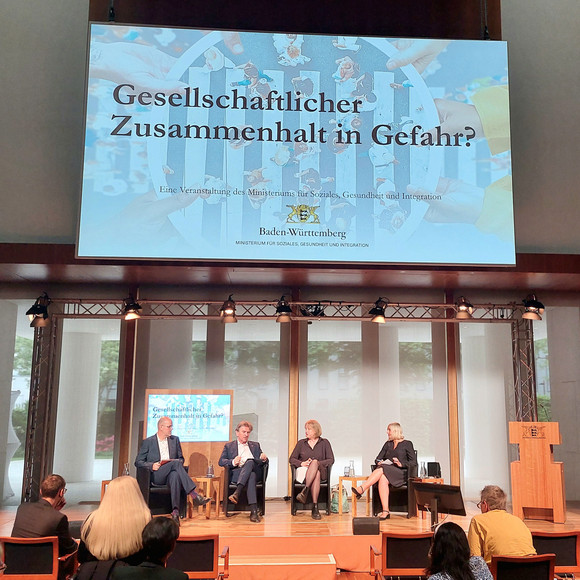 Blick auf Bühne und Podiumsgäste in Veranstaltungssaal in der Landesvertretung Baden-Württemberg in Berlin