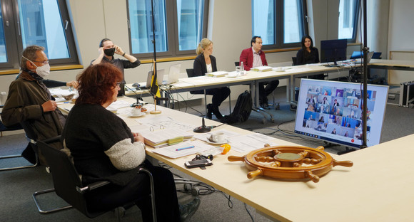 Staatssekretärin Bärbl Mielich und Ministerialdirektor Prof. Dr. Wolf-Dietrich Hammann nehmen an einer Videokonferenz teil.