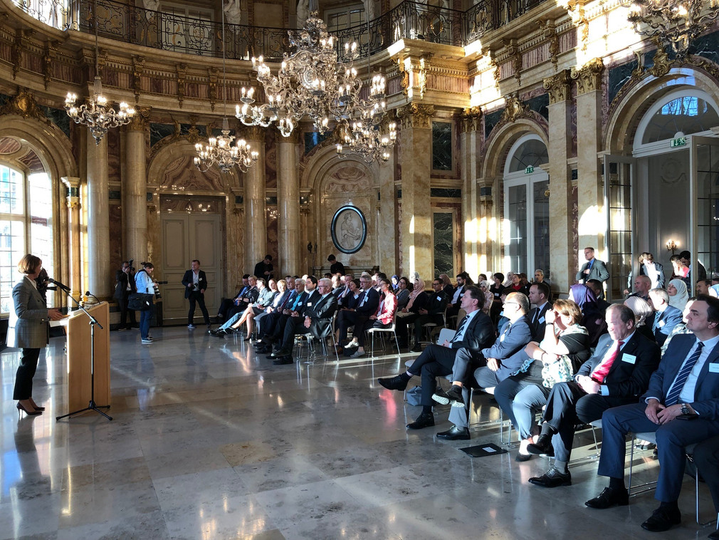 Redner spricht vor Publikum in Saal im Neuen Schloss in Stuttgart