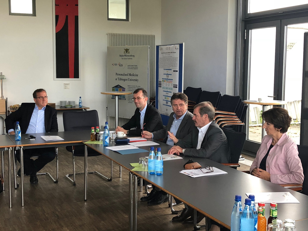 Minister Manne Lucha spricht in Tischrunde mit Verantwortlichen am Zentrum für Personalisierte Medizin in Tübingen