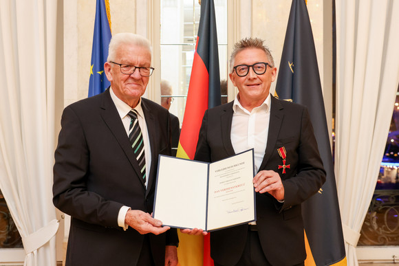 Tag des Ehrenamtes Kretschmann würdigt besonderes ehrenamtliches Engagement Ministerpräsident Winfried Kretschmann (links) und Christian Skrodzki (rechts)