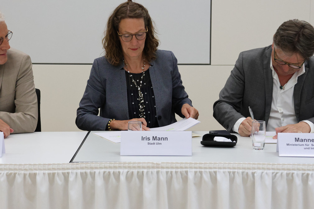 Iris Mann (Bürgermeisterin der Stadt Ulm) unterzeichnet Kooperationsvereinbarung.