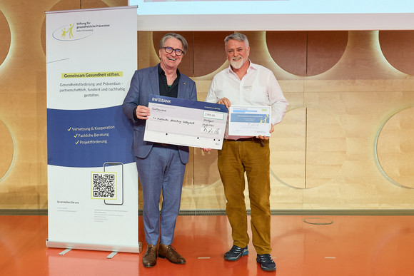 Preisverleihung des Präventionspreises: Minister Manne Lucha übergibt Scheck und Urkunde an Preisträger TV Mühlacker e. V.