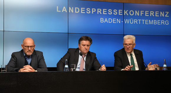 Pressekonferenz Krankenhäuser und Luftreinhaltung Ministerpräsident Winfried Kretschmann (r.), Sozial- und Integrationsminister Manne Lucha (M.) und Verkehrsminister Winfried Hermann (l.) (Bild: Staatsministerium Baden-Württemberg)