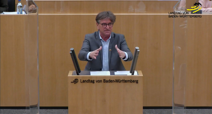 Minister Manne Lucha an Redepult im Landtag von Baden-Württemberg
