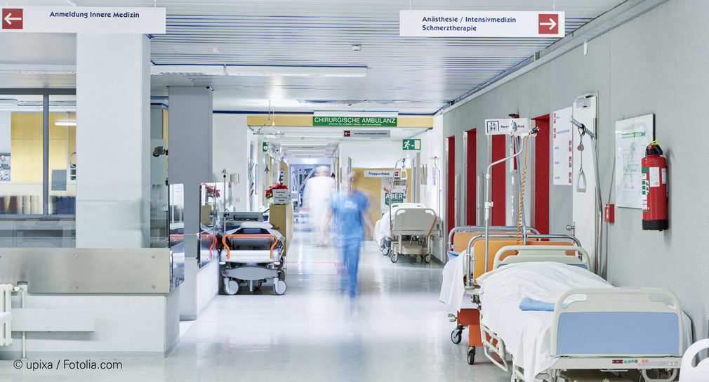 Arzt läuft über Krankenhausflur