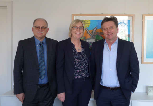 Gruppenfoto von Walter Scheller (Leiter der vdek-Landesvertretung Baden-Württemberg), Ulrike Elsner (Vorstandsvorsitzende des vdek) und Sozial- und Integrationsminister Manne Lucha