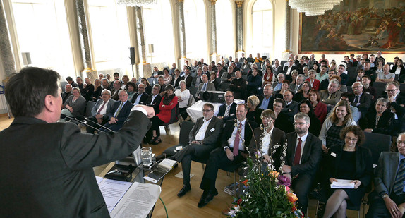 Minister Manne Lucha spricht zu Publikum