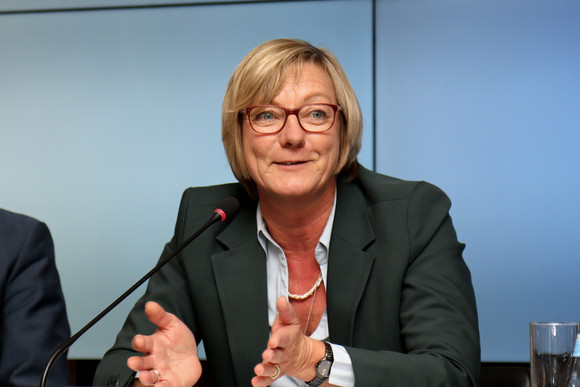 Pressekonferenz Land beginnt mit dem Schuldenabbau Finanzministerin Edith Sitzmann